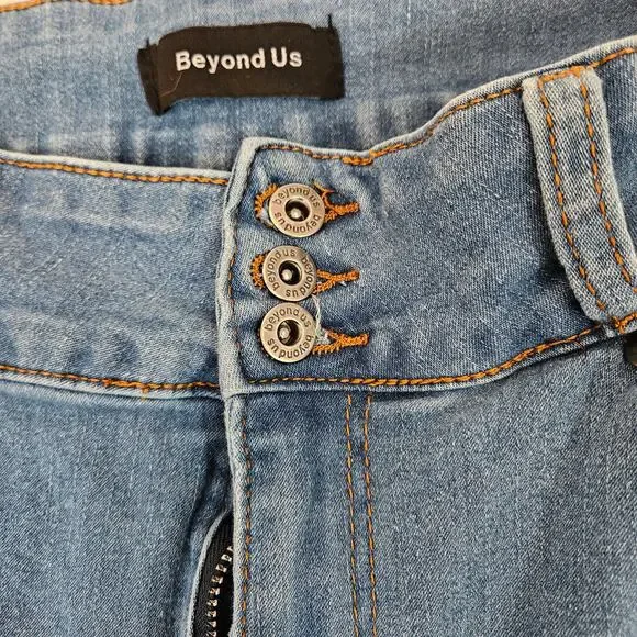 Womens Beyond Us Distressed Jeans Size 20 Blue 3 Button Closure - Picture 3 of 10